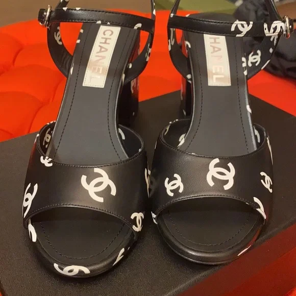 Chanel - Picture 5 of 16